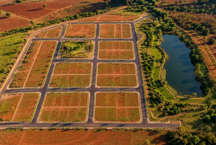 Vista aérea de um loteamento novo com ruas pavimentadas e lotes demarcados